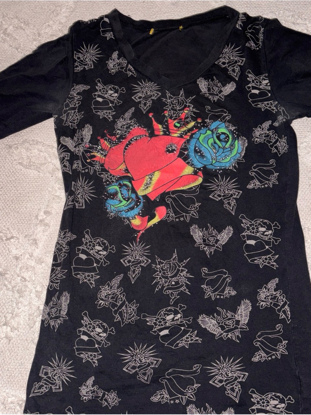 Girls' Black Graphic Heart & Roses V-Neck Tee